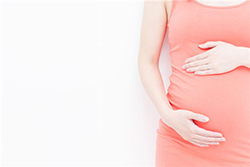 汕头怀孕几个月如何鉴别孩子是谁的，汕头孕期亲子鉴定大概需要多少钱